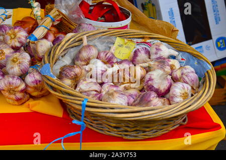 Rosa e Bianco di bulbi di aglio Catalan produrre sul mercato in stallo il francese città medievale. Prodotti biologici per la vendita direttamente dagli agricoltori europei. Foto Stock