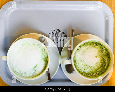 Tè verde Matcha cappuccino. Tazze di matcha tee con latte close up Foto Stock