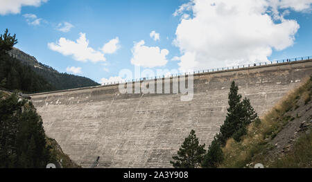 Saint LARY SOULAN, Francia - 22 agosto 2018: Architettura particolare dell'Oule hydrolic diga su un giorno di estate Foto Stock