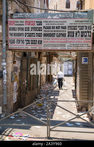 "Modestia" manifesti in Ebraico e inglese sono appesi ad ogni ingresso di Mea Shearim, uno dei più antichi Ultra-Orthodox quartieri ebraici in Gerusalemme. Foto Stock