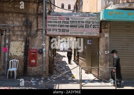 "Modestia" manifesti in Ebraico e inglese sono appesi ad ogni ingresso di Mea Shearim, uno dei più antichi Ultra-Orthodox quartieri ebraici in Gerusalemme. Foto Stock