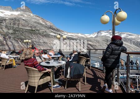 I passeggeri di crociera sulla barca ASTORIA, Fiordo del principe cristiano suono, Groenlandia Foto Stock