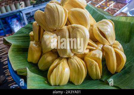 Chon Buri, Tailandia - 16 Marzo 2019: Vista dettagliata del mucchio di pelati jack giallo frutto visualizzati sul verde foglia di banana a Strøget mercato sulla Sukhumvit Road. Foto Stock