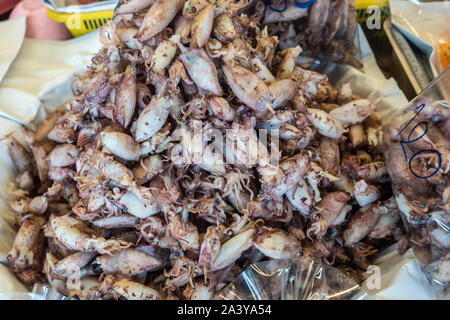 Chon Buri, Tailandia - 16 Marzo 2019: Vista dettagliata del mucchio di bianco e marrone di calamari in esposizione al mercato di strada in Sukhumvit Road. Foto Stock