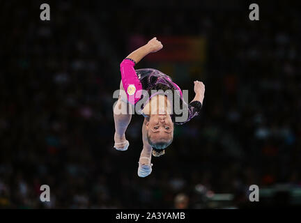 Stuttgart, Germania. 10 ottobre, 2019. Angelina Melnikova della Russia in competizione in !! Durante la 49FIG ginnastica artistica Campionati del Mondo alla Hanns Martin Schleyer Halle di Stuttgart, Germania. Ulrik Pedersen/CSM/Alamy Live News Foto Stock