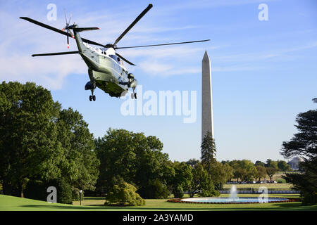 Washington, Distretto di Columbia, Stati Uniti d'America. Decimo oct, 2019. marine, con il Presidente degli Stati Uniti, Trump a bordo, si diparte la South Lawn della Casa Bianca a Washington DC a consegnare commento a mantenere l'America grande Rally a Minneapolis, Minnesota giovedì, 10 ottobre 2019 Credit: Ron Sachs/CNP/ZUMA filo/Alamy Live News Foto Stock