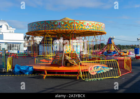 Un bambino sarebbe fiera carosello ride Foto Stock