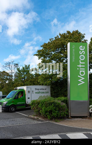 Il furgone di consegna a domicilio Waitrose è parcheggiato nel parcheggio Waitrose con cartello a Okehampton, West Devon. Foto Stock