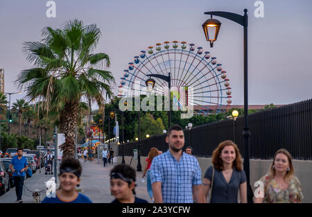 Corniche, in background ruota panoramica Ferris di Beirut il Luna Park, Beirut, Libano Foto Stock