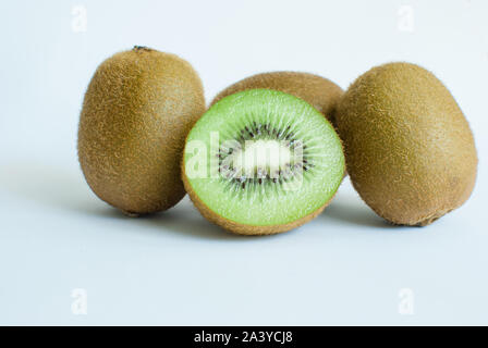 Più tagliare e intere fresche Kiwi su sfondo bianco Foto Stock