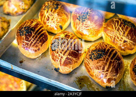 Mazzi tradizionali turchi di pogaca ricoperti di semi neri di nigella (Yeşil Karadeniz Unlu Mamüller, Dalama, Turchia) Foto Stock