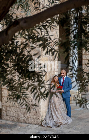 Appena sposati, in Saint George Cattedrale greco-ortodossa, il centro cittadino di Beirut, Libano Foto Stock