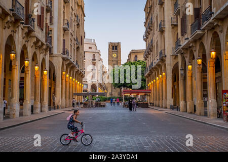 El Moschea Omari street, in background El Nejmeh square o Star Square nel centro cittadino di Beirut, Libano Foto Stock