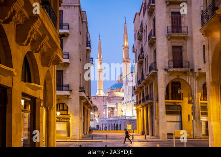 Mohammad Moschea Al-Amine dal souk , Abou Nasser street, di notte, Downtown, Beirut, Libano Foto Stock