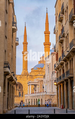 Mohammad Moschea Al-Amine dal souk , Abou Nasser street, di notte, Downtown, Beirut, Libano Foto Stock