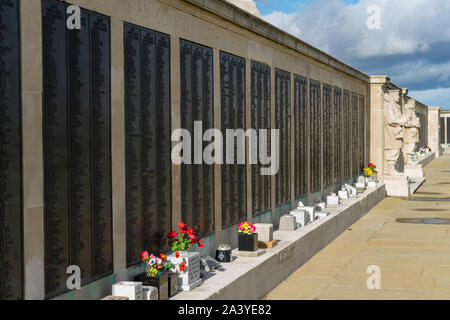 I nomi dei morti in guerra navale memorial a Southsea Portsmouth Regno Unito con fiori prevista nella parte anteriore Foto Stock