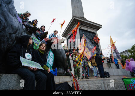 I dimostranti si riuniscono in Trafalgar Square Foto Stock