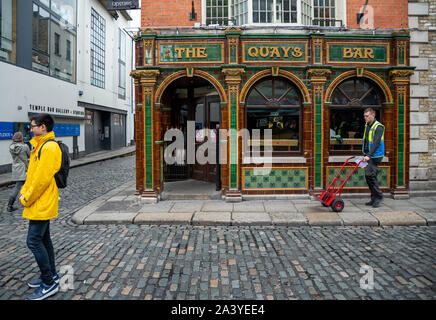 Turistico, lavoratori e un tipico esterno di un pub irlandese sulla strada del centro storico della città. Dublino, Irlanda. Foto Stock