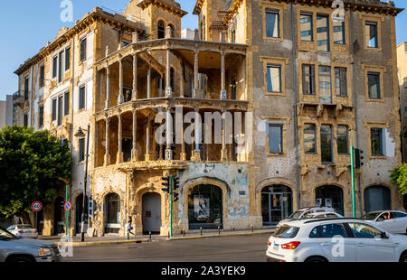 La Casa Gialla, chiamato anche Barakat edificio o Beit Beirut, centro culturale dedicato alla memoria storica della guerra civile, Beirut. Il Libano. Foto Stock