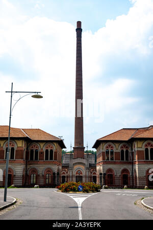 Vista sull'ingresso principale del cotonificio a Crespi D'Adda, un bellissimo sito dell'UNESCO in Italia. Foto Stock