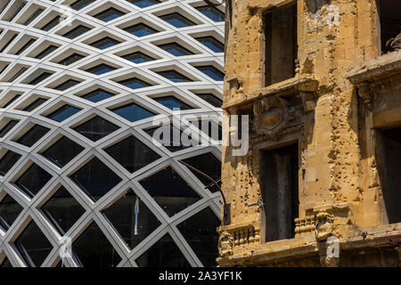 Edificio distrutto dalla guerra civile accanto al nuovo di zecca a 5 piani e il centro shopping di Zaha Hadid a Beirut souks ad un costo di 40 milioni di dolla Foto Stock