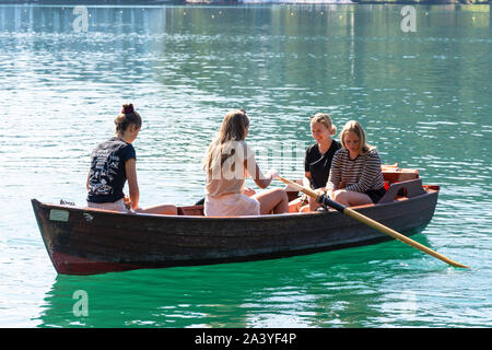 Giovani donne in barca a remi sul lago di Bled Bled, Alta Carniola Regione, Slovenia Foto Stock