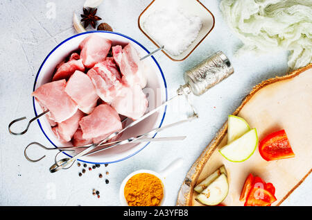 Carne cruda con sale e spezie, carne per kebab Foto Stock