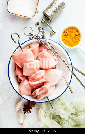 Carne cruda con sale e spezie, carne per kebab Foto Stock