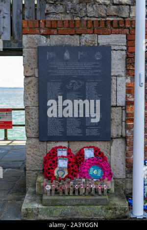 Il falkands war memorial st sally porto vecchio, Portsmouth, Regno Unito con semi di papavero ghirlande di fronte ad esso Foto Stock