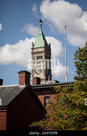 La torre dell'orologio del municipio nel centro cittadino di Lowell, Massachusetts, STATI UNITI D'AMERICA. Foto Stock