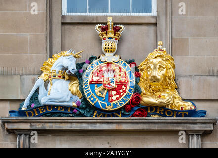 Royal Crest sopra la porta del Custom House, Greenock, Inverclyde, Scozia, restaurato dall'artista, Graciela Ainsworth. Foto Stock