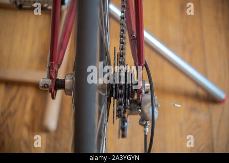 Bicicletta da strada cassetta guardato dal retro. Red bicicletta con cassetta isolato Foto Stock