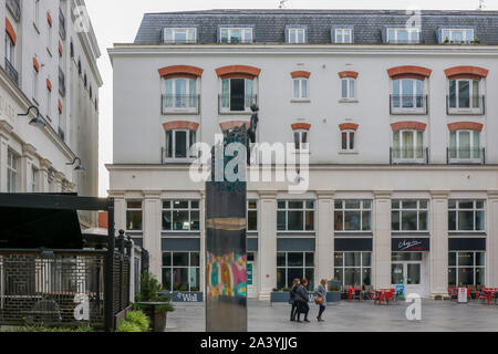 Gli edifici residenziali e commerciali che circonda una piazza pedonale a Belfast. La gente camminare attraverso una piazza pedonale presso il St Anne's Square. Foto Stock