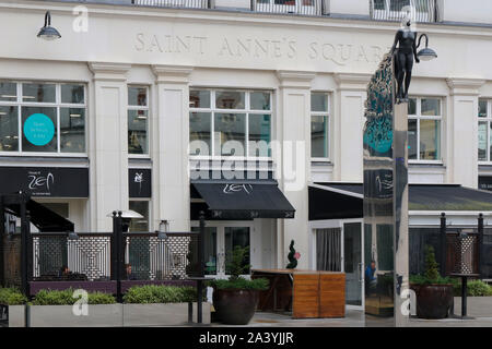 Esterno della casa di Zen in St Anne's Square, Cathedral Quarter Belfast con gente seduta al di fuori del Belfast cucina asiatica del ristorante. Foto Stock