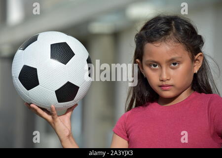 Un impassibile montare Filipina atleta femminile Foto Stock