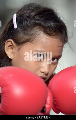 Piuttosto montare Filipina Boxer femmina bambino atleta che indossa guantoni da pugilato Foto Stock