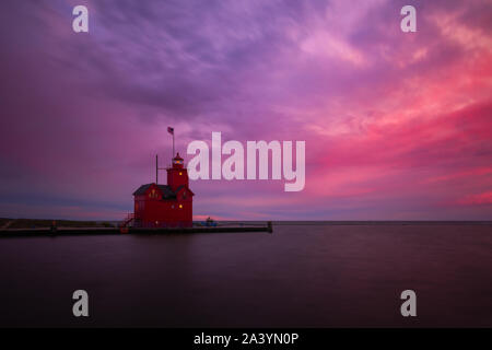 Big Red faro al tramonto sul Lago Michigan. Holland, Michigan, Stati Uniti d'America Foto Stock