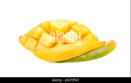 Mango Fruit cubetti e fette, isolata su uno sfondo bianco. I tracciati di ritaglio Foto Stock