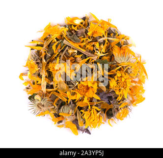 Essiccata la calendula fiori isolati su sfondo bianco. Vista superiore Foto Stock