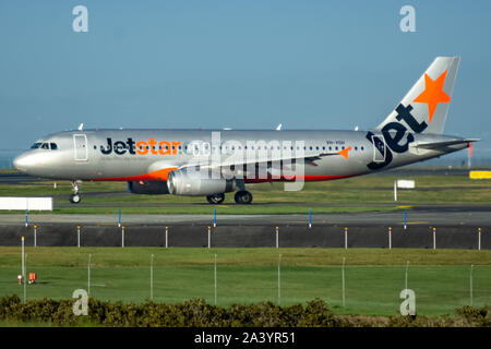 Jetstar, Airbus A320, il rullaggio prima del decollo Aeroporto internazionale di Auckland Foto Stock