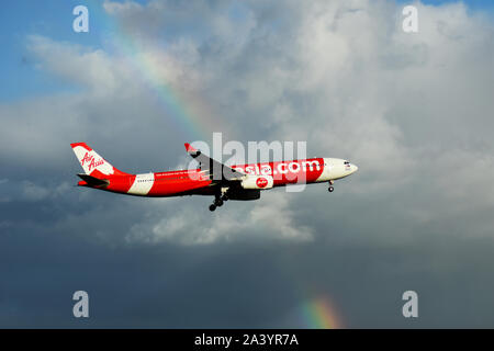AirAsia, A320, sbarco, Aeroporto internazionale di Auckland con rainbow dietro di essa Foto Stock