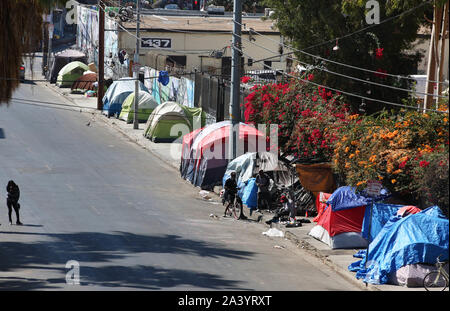 Los Angeles, California, USA. 5 Ottobre, 2019. Skid Row è un'area di circa 50 blocchi quadrati che si trova a est del centro cittadino di Los Angeles. Noto anche come Central City East e la zona ha una lunga storia come un quartiere residenziale per quelli con meno. Skid Row contiene una delle più grandi popolazioni stabili (tra 5000 e 10.000) di persone senzatetto negli Stati Uniti. Credito: Katrina Kochneva/ZUMA filo/Alamy Live News Foto Stock