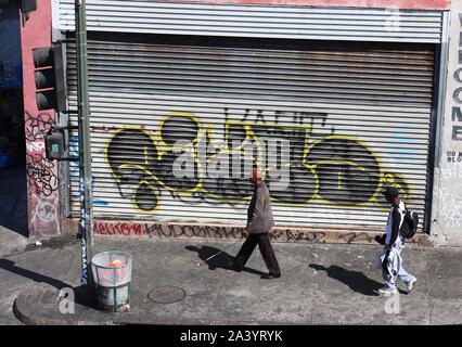 Los Angeles, California, USA. 5 Ottobre, 2019. Skid Row è un'area di circa 50 blocchi quadrati che si trova a est del centro cittadino di Los Angeles. Noto anche come Central City East e la zona ha una lunga storia come un quartiere residenziale per quelli con meno. Il non vedente è a piedi skid row. Credito: Katrina Kochneva/ZUMA filo/Alamy Live News Foto Stock