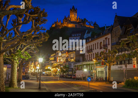 Strada sotto di Cochem Castello Imperiale al tramonto a Cochem, Germania Foto Stock