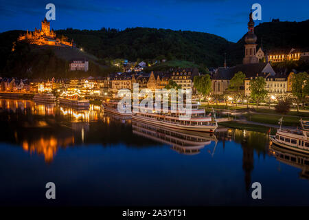 Città di Cochem e castello imperiale dal fiume al tramonto a Cochem, Germania Foto Stock