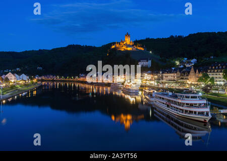 Città di Cochem e castello imperiale dal fiume al tramonto a Cochem, Germania Foto Stock