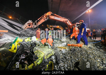 Wuxi, Cina. Undicesimo oct, 2019. Soccorritori lavoro presso il sito di un cavalcavia crollo nella città di Wuxi, Cina orientale della provincia di Jiangsu, 11 ott. 2019. Tre persone sono state confermato morto e altri due feriti dopo un cavalcavia autostradale in Cina orientale della provincia di Jiangsu crollato giovedì, la frantumazione di tre vetture al di sotto di essa, le autorità locali ha detto venerdì. Il cavalcavia crollo avvenuto intorno al 6:10 p.m. presso la sezione della Strada Nazionale 312 nella città di Wuxi. Credito: Xinhua/Alamy Live News Foto Stock