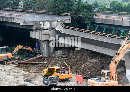 Wuxi, Cina. Undicesimo oct, 2019. Soccorritori lavoro presso il sito di un cavalcavia crollo nella città di Wuxi, Cina orientale della provincia di Jiangsu, 11 ott. 2019. Tre persone sono state confermato morto e altri due feriti dopo un cavalcavia autostradale in Cina orientale della provincia di Jiangsu crollato giovedì, la frantumazione di tre vetture al di sotto di essa, le autorità locali ha detto venerdì. Il cavalcavia crollo avvenuto intorno al 6:10 p.m. presso la sezione della Strada Nazionale 312 nella città di Wuxi. Credito: Xinhua/Alamy Live News Foto Stock