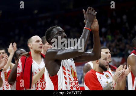 Belgrado. 10 ottobre, 2019. Crvena Zvezda's Mouhammad Faye (C) applausi a scena aperta per i tifosi dopo la stagione regolare il round 2 il match in Eurolega di basket torneo tra Crvena Zvezda e Fenerbahce a Belgrado in Serbia su 10 Ottobre, 2019. Credito: Predrag Milosavljevic/Xinhua/Alamy Live News Foto Stock