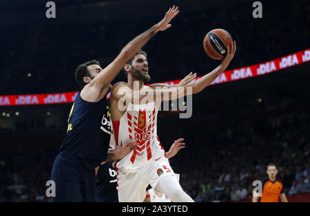 Belgrado. 10 ottobre, 2019. Crvena Zvezda la Stratos Perperoglou (R) passa per un cestello durante la stagione regolare il round 2 il match in Eurolega di basket torneo tra Crvena Zvezda e Fenerbahce a Belgrado in Serbia su 10 Ottobre, 2019. Credito: Predrag Milosavljevic/Xinhua/Alamy Live News Foto Stock